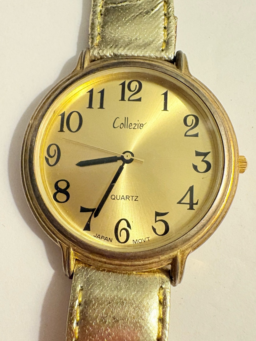 Collezio brand analog wristwatch with a gold dial and synthetic leather strap